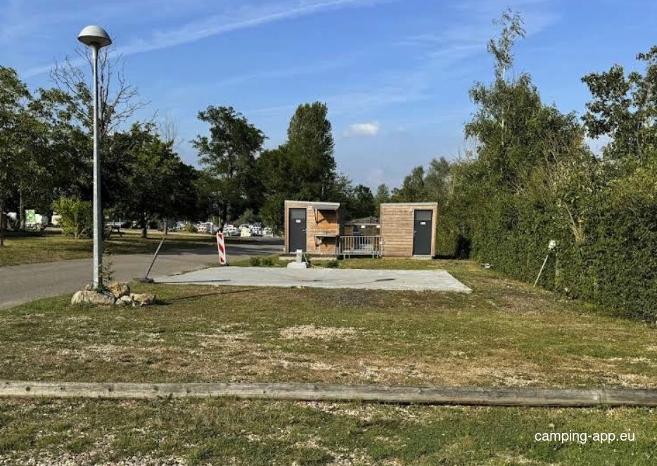 Stellplatz Saint-Martin-la-Garenne — Campervan Site in Guernes