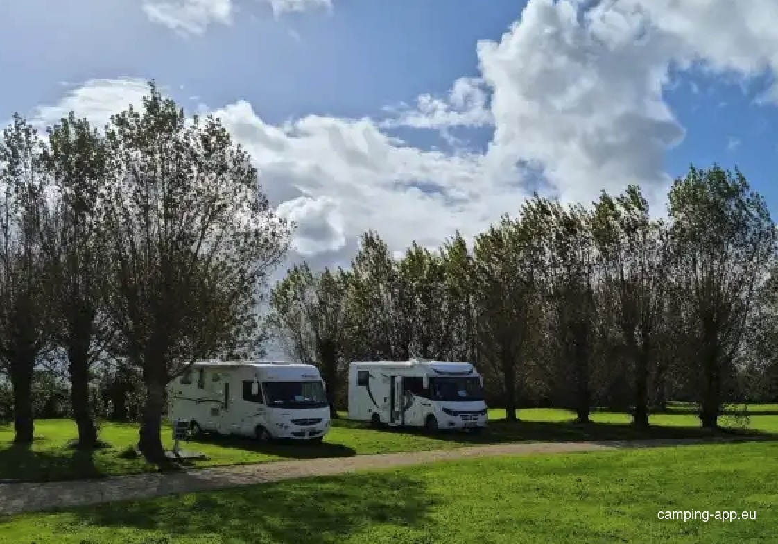 Stellplatz Henvic — Karavan Sitesi in Henvic