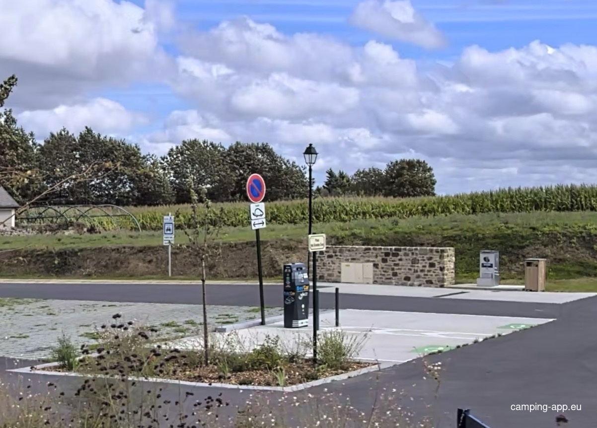 Stellplatz Saint-Juvat — Karavan Sitesi in Saint-Juvat