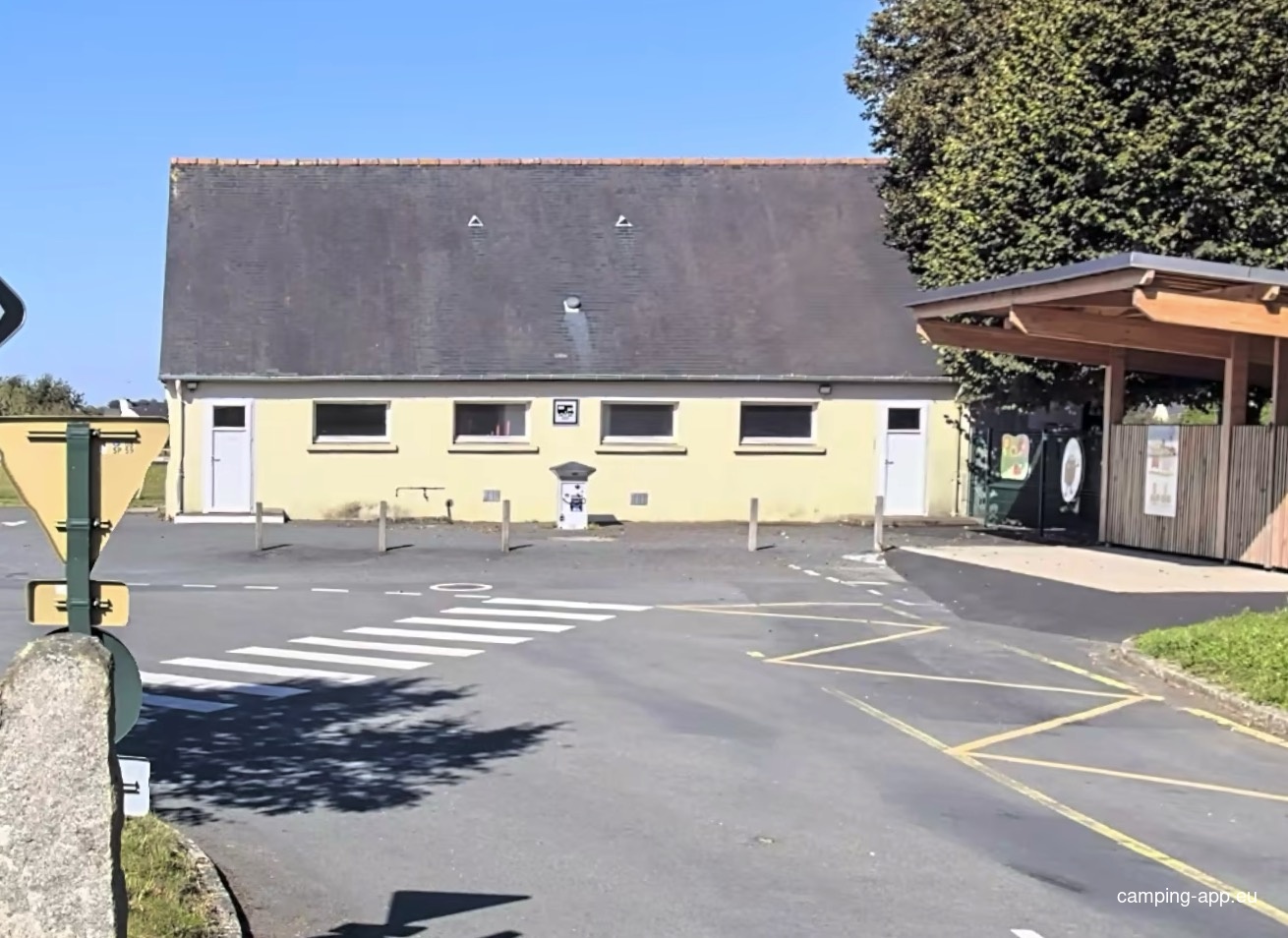 Stellplatz Mégrit — Karavan Sitesi in Mégrit