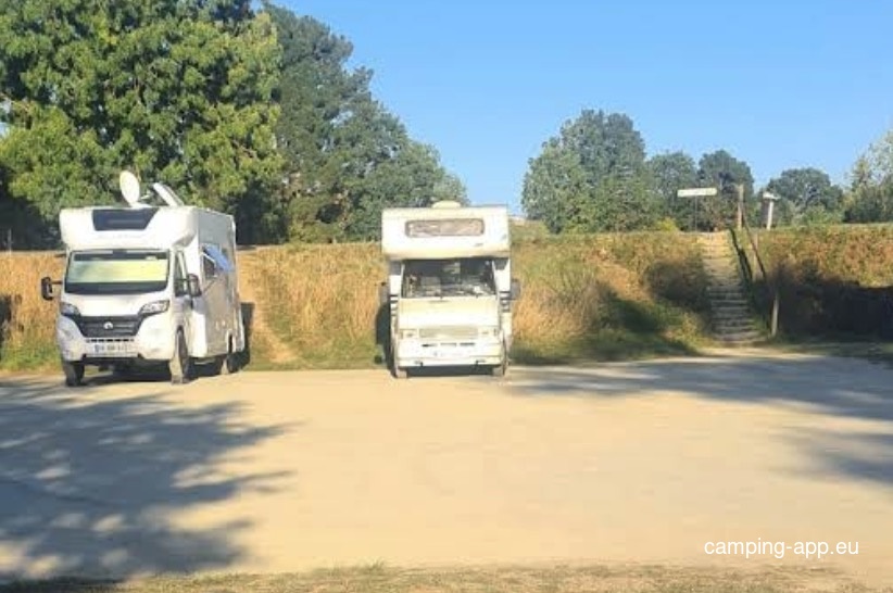 Stellplatz Crevin — Ställplats in Crevin