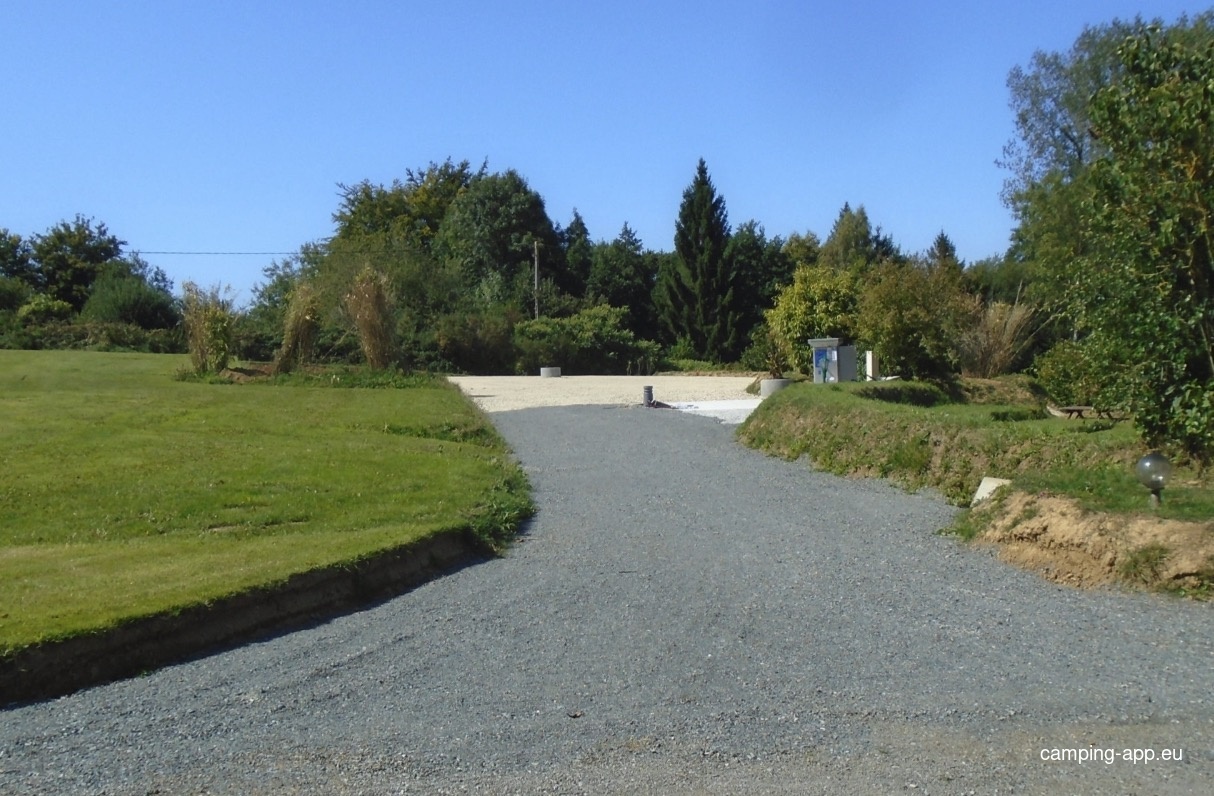 Stellplatz Saint-Sauveur-Villages — Area Autocaravanas in Saint-Sauveur-Villages