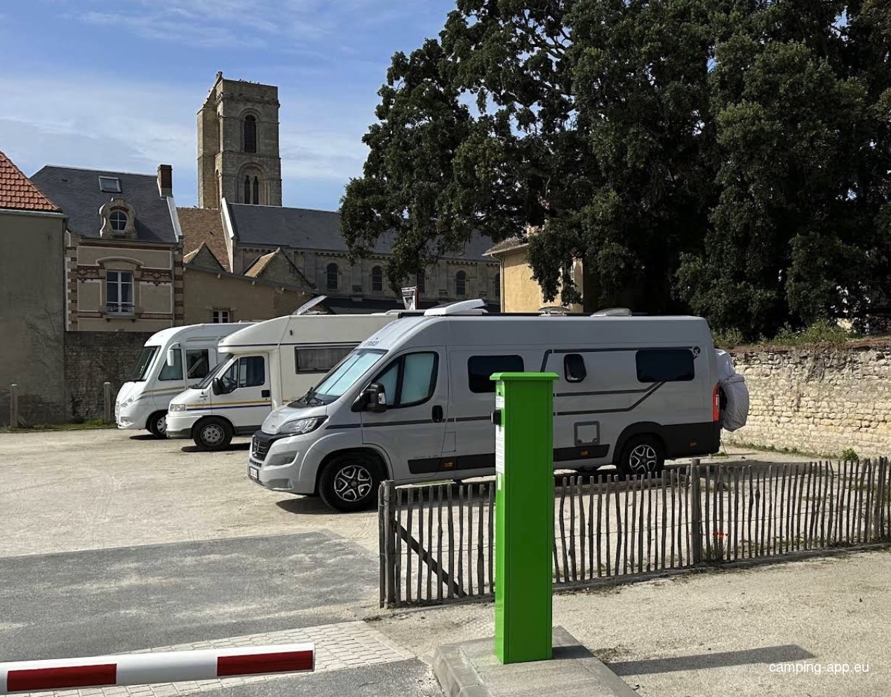 Stellplatz Lion-sur-Mer — Area Autocaravanas in Lion-sur-Mer