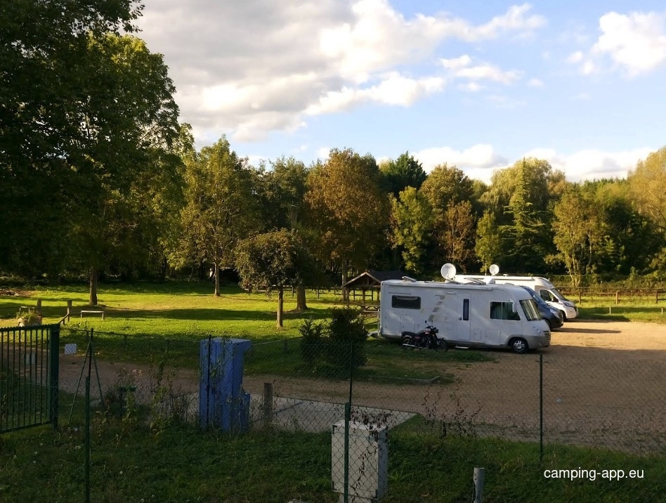 Stellplatz Livarot-Pays-d'Auge — Camperplaats in Livarot-Pays-d'Auge