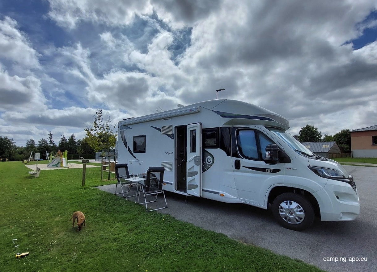 Stellplatz Saint-Ouen-sur-Iton — Місце для кемперів in Saint-Ouen-sur-Iton