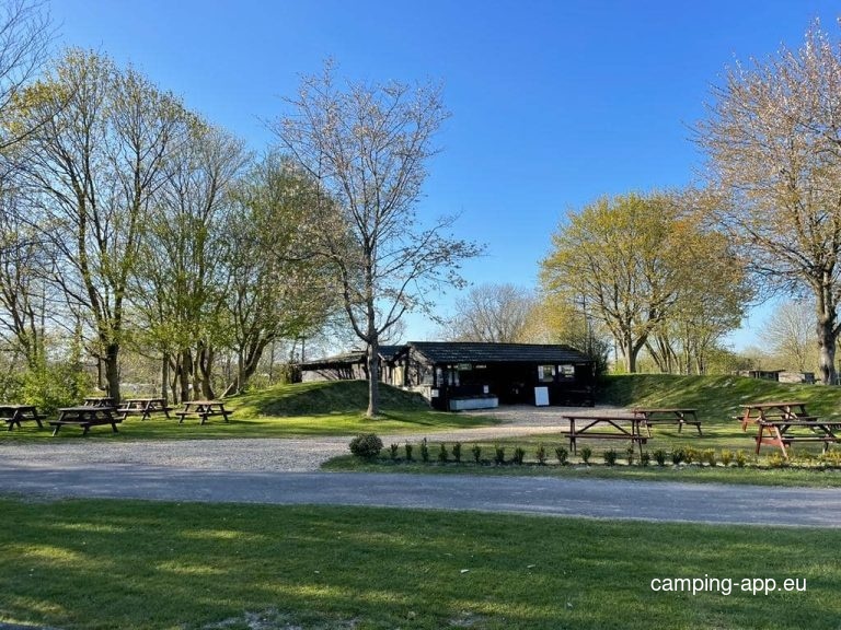 Blackland Lakes — Kemping in Cherhill