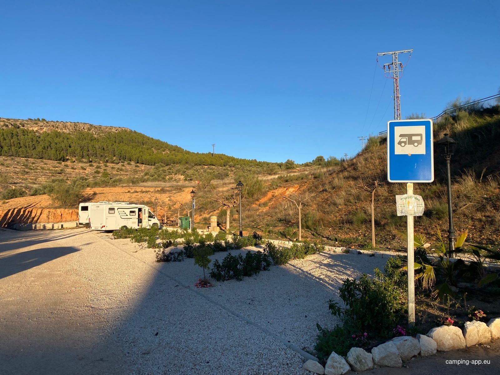 Area Aparcamiento Autocaravanas — Stellplatz in Elche de la Sierra