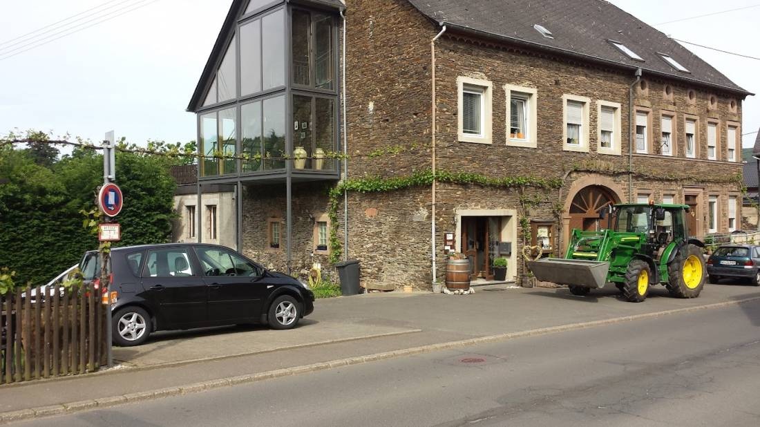 Stellplatz am Weinhaus Bölinger Maring-Noviand — SP am Restaurant in Maring-Noviand