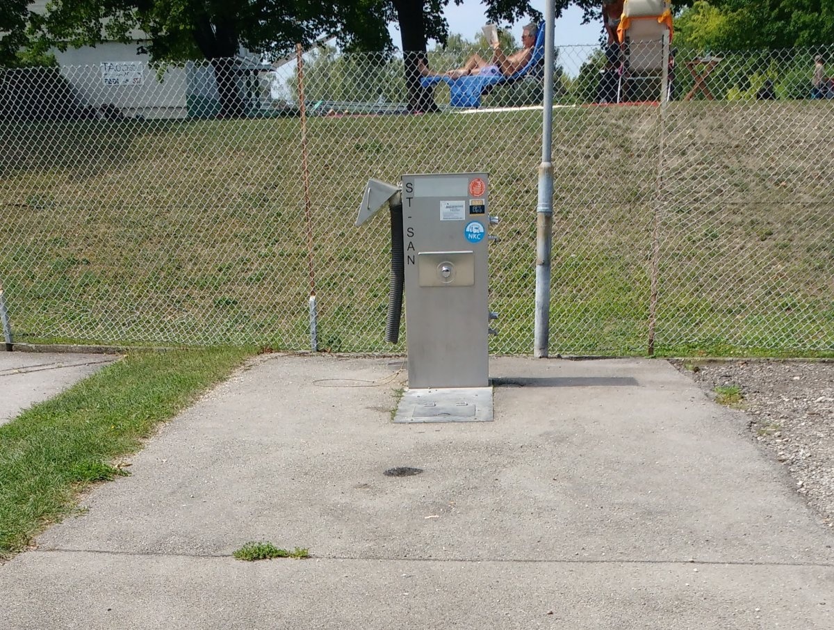 Stellplatz am Hallenbad Stockerau — Campervan Site in  Stockerau