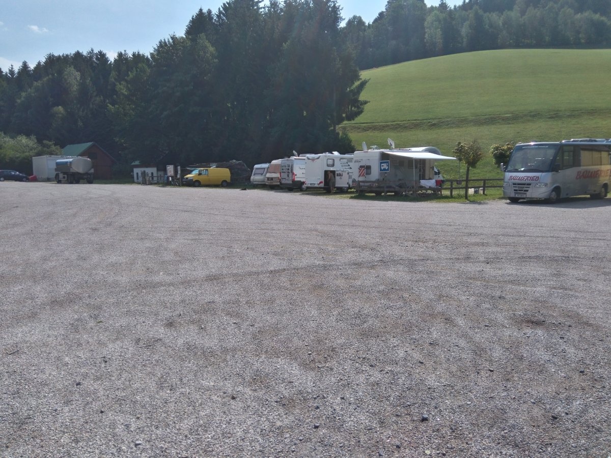 Stellplatz am Badesee Waldhausen — 露营车营地 in  Waldhausen im Strudengau