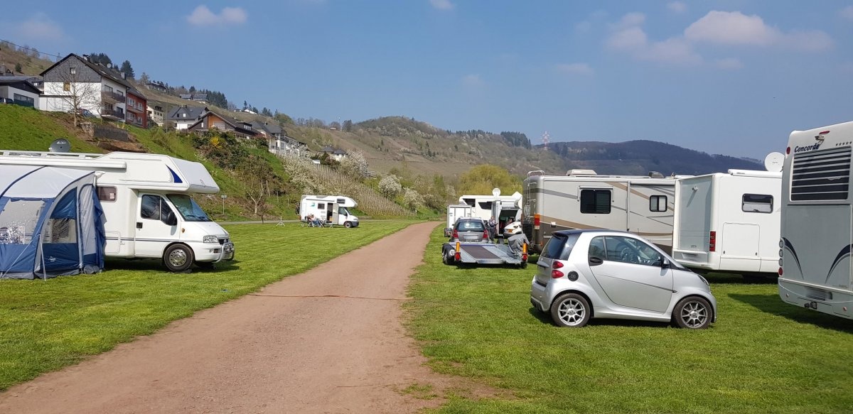 Stellplatz am Moselufer Reil — Sítio para autocaravanas in Reil