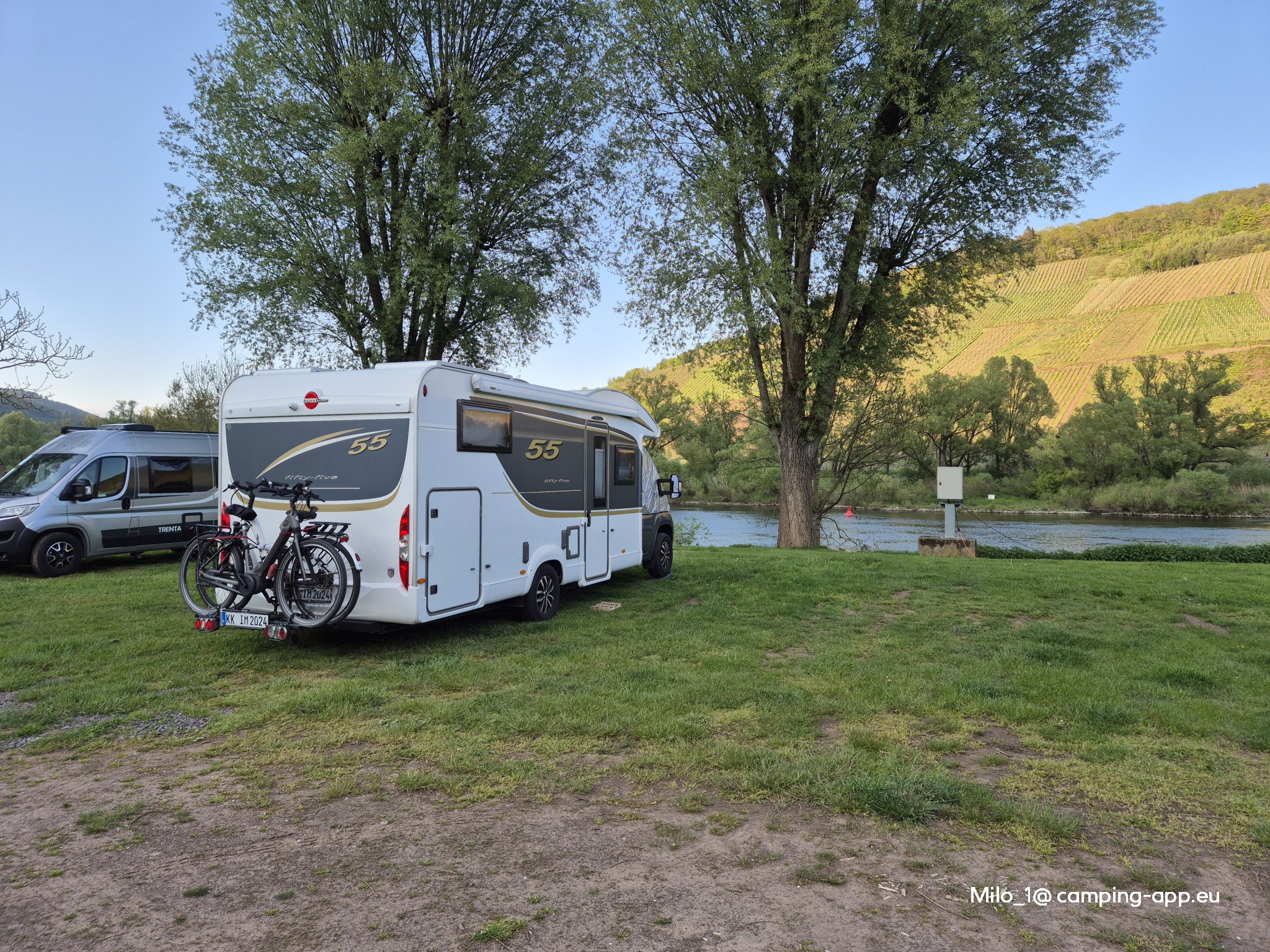 Stellplatz am Moselufer Reil — Karavan Sitesi in Reil