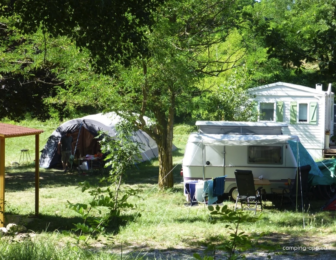 Camping Les Cariamas *** — Area da campeggio in Châteauroux-les-Alpes