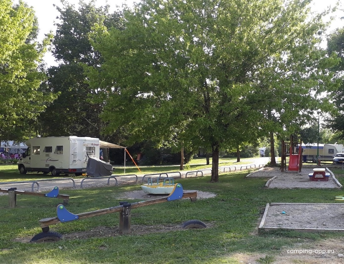 Camping Les Plages de l’Ain *** — Campingplats in Saint-Maurice-de-Gourdans