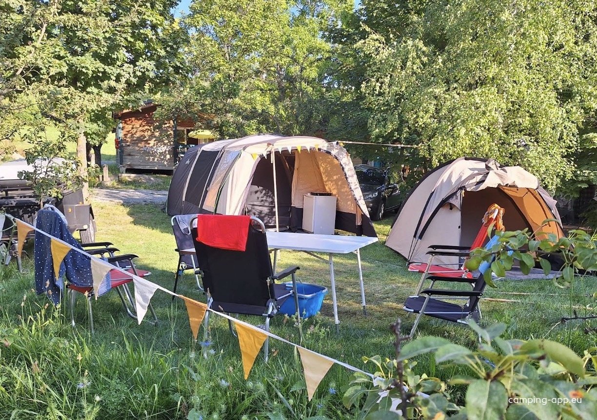Camping Les Esparons ** — Camping in Saint-Sauveur