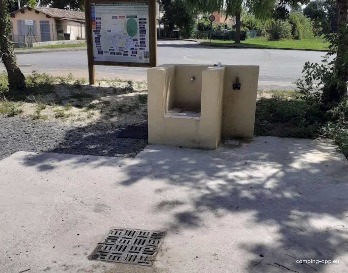 Stellplatz Pont-de-Veyle — Area Autocaravanas in Pont-de-Veyle