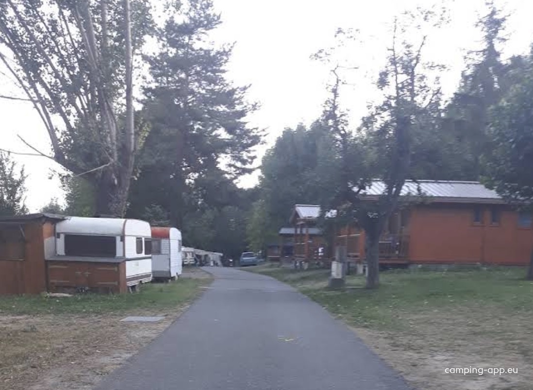 Camping Les Pins ** — Місце для кемпінгу in Châteauroux-les-Alpes