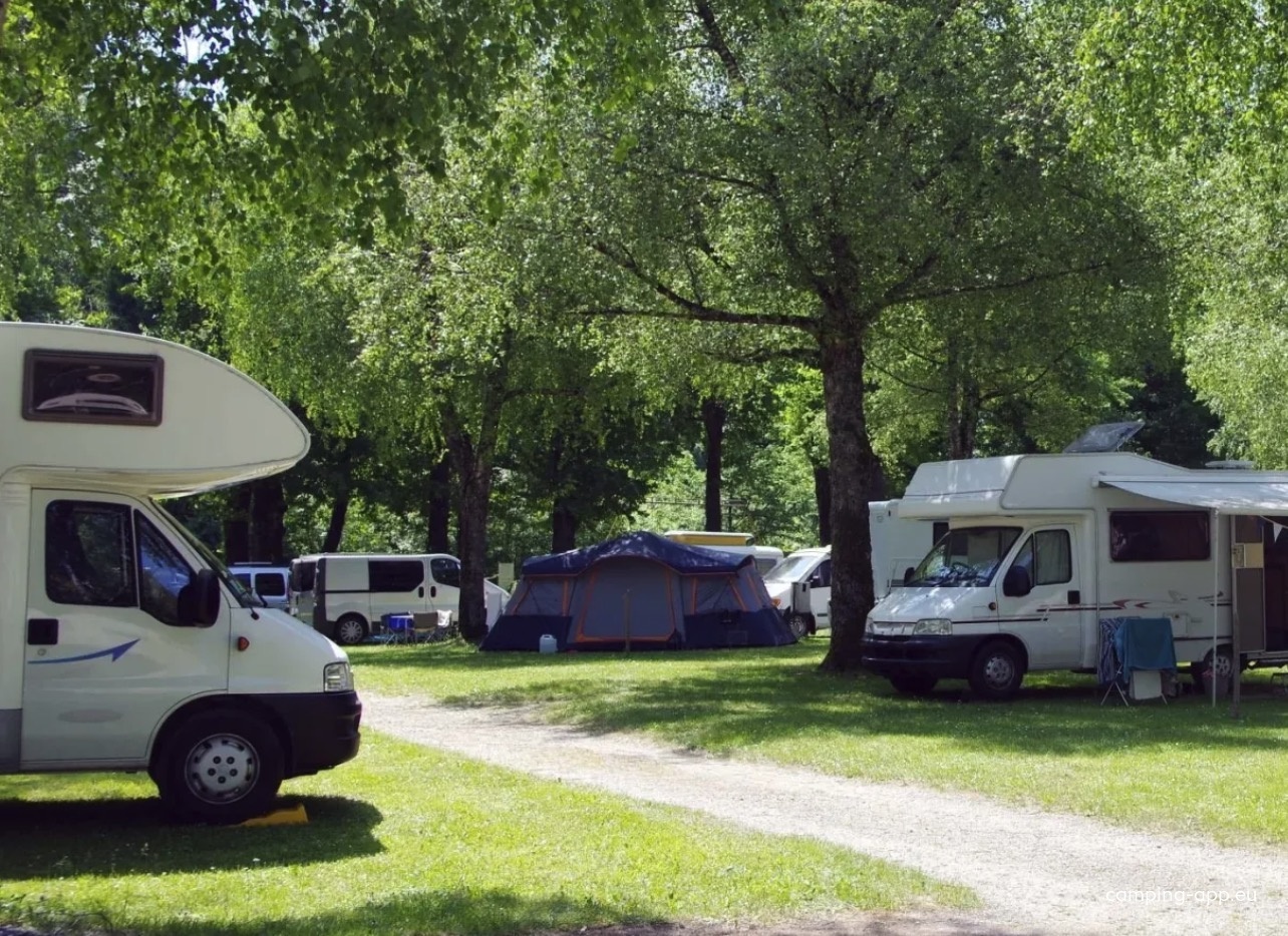 Camping Les Pins ** — Camping in Châteauroux-les-Alpes