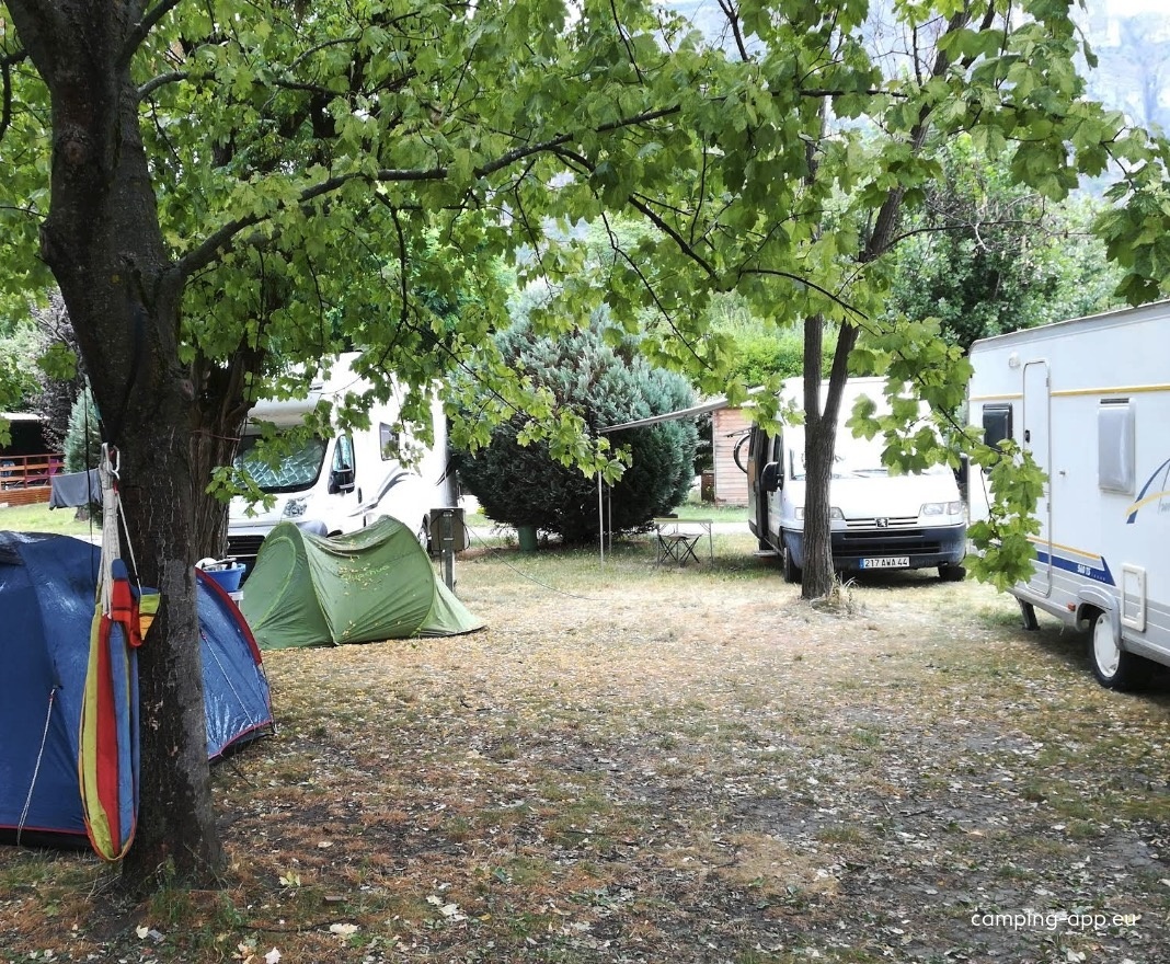 Camping Les Gorges de La Blanche *** — Camping in Rochebrune