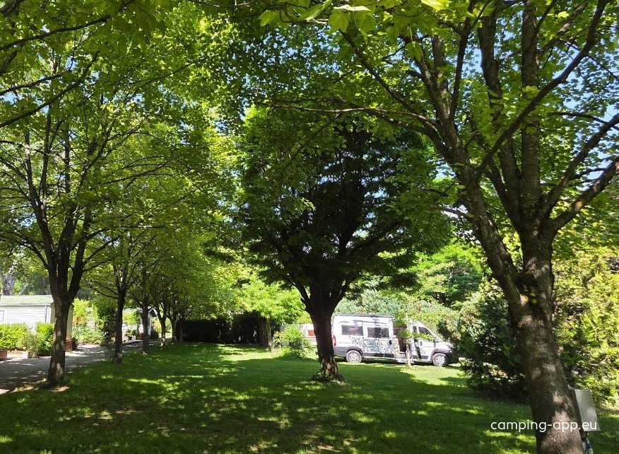 Camping Les Gorges de La Blanche *** — Camping Site in Rochebrune