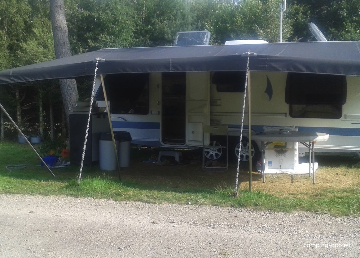 Camping Les Pinasses — Campingplass in La Chapelle-devant-Bruyères