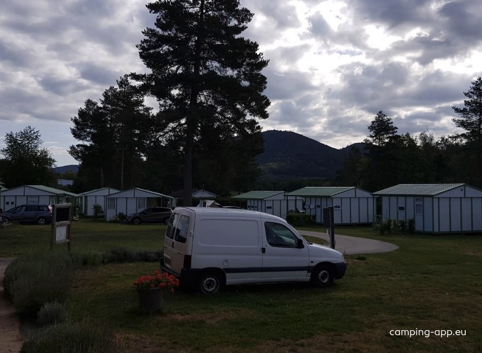 Camping Les Pinasses — Kemp in La Chapelle-devant-Bruyères