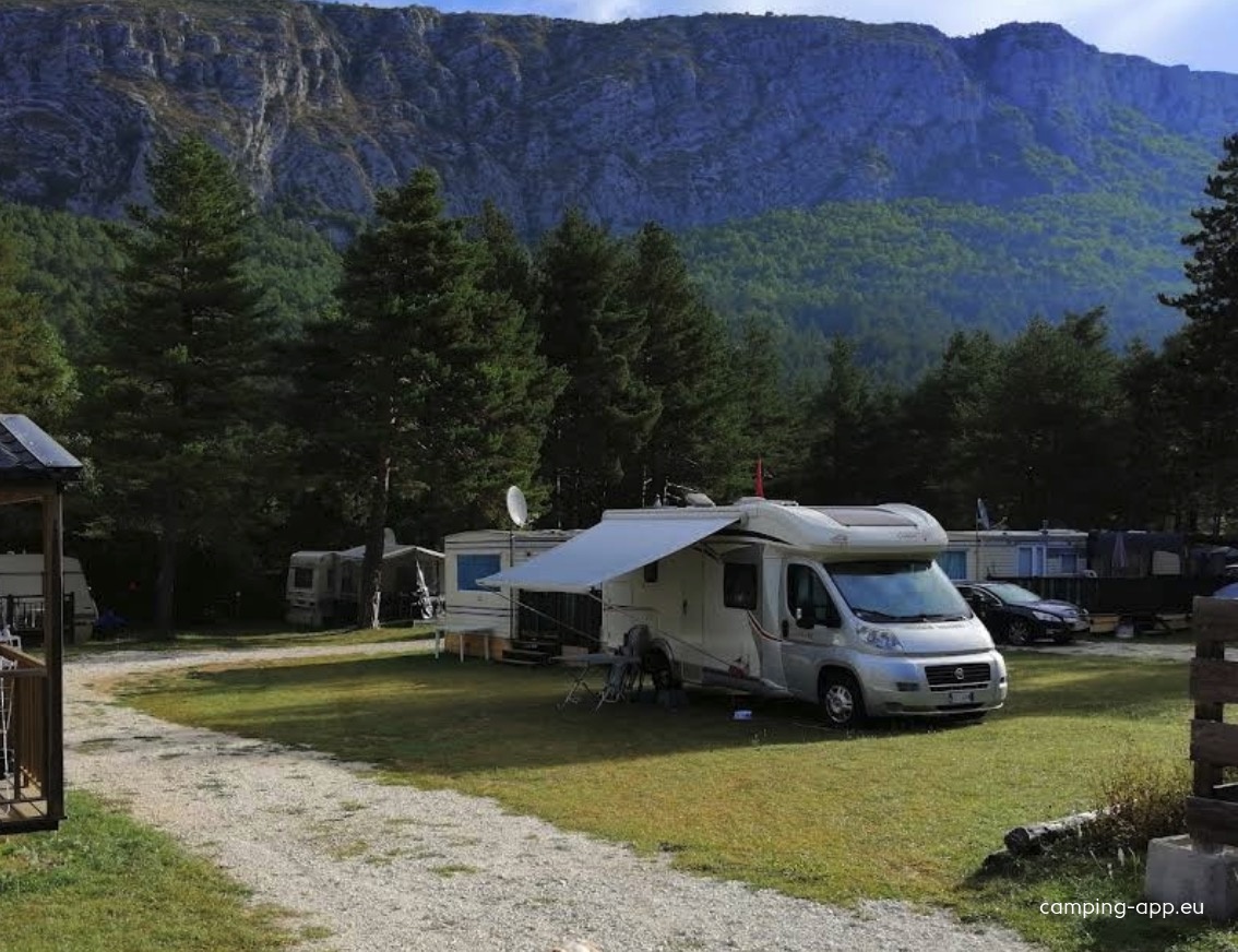 Camping Tikayan La Pinatelle — Campingplatz in Saint-Auban