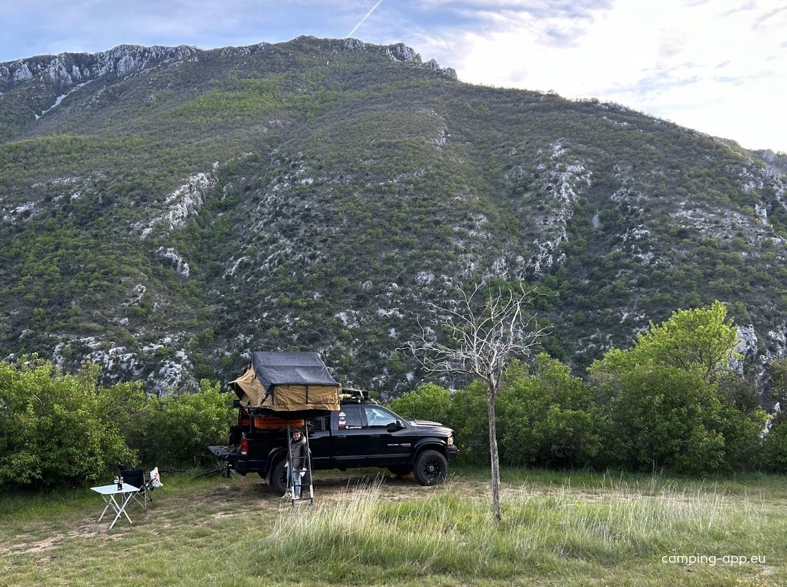 Camping à la fermede la Graou (max. 2,80 m Höhe) — Camping Site in La Palud-sur-Verdon