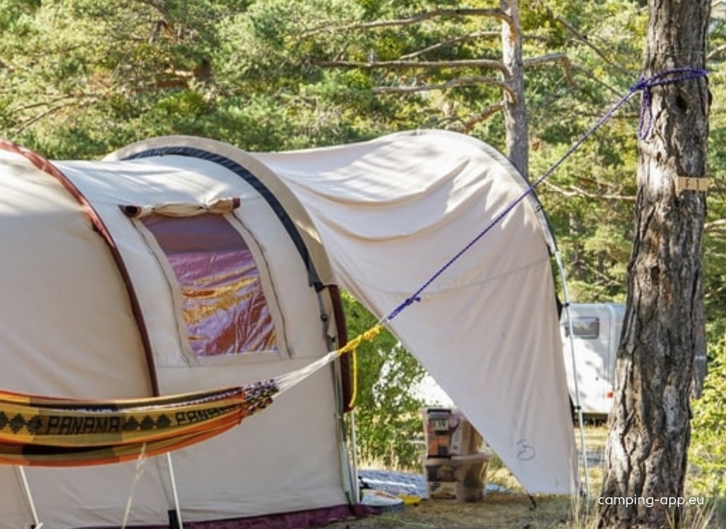 Camping la Fontaine — Camping Site in Réotier