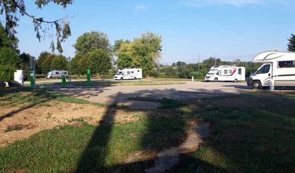 Aire de camping-car de Mézériat (Ain) — Photo 2