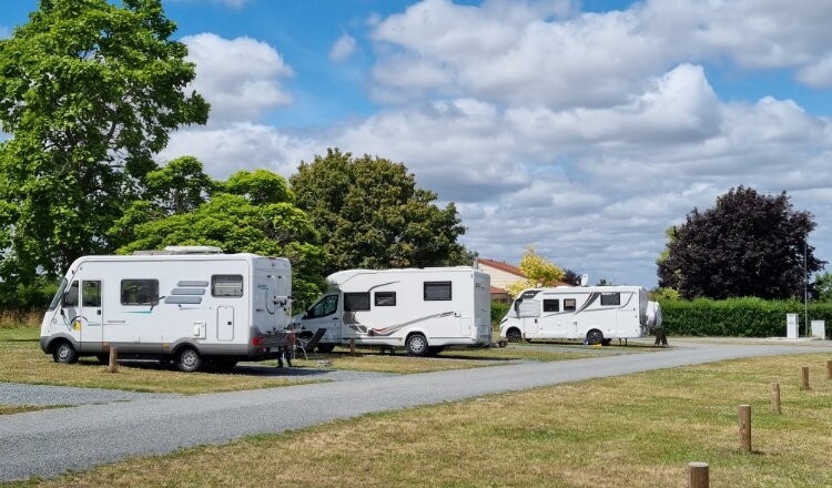 Aire de camping-car de Néris-les-Bains (Allier) — Area Autocaravanas in Néris les Bains