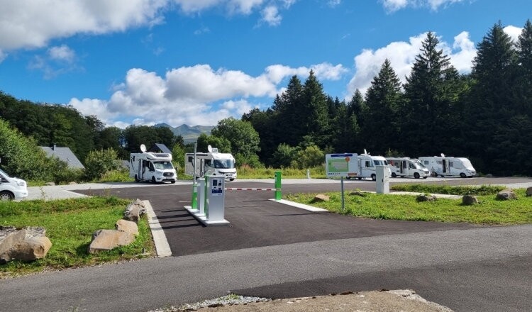 Aire de camping-car de Égliseneuve-d’Entraigues (Puy de Dôme) — Bobilplass in Égliseneuve-d'Entraigues 63850 Egliseneuve d'Entraigues Régio