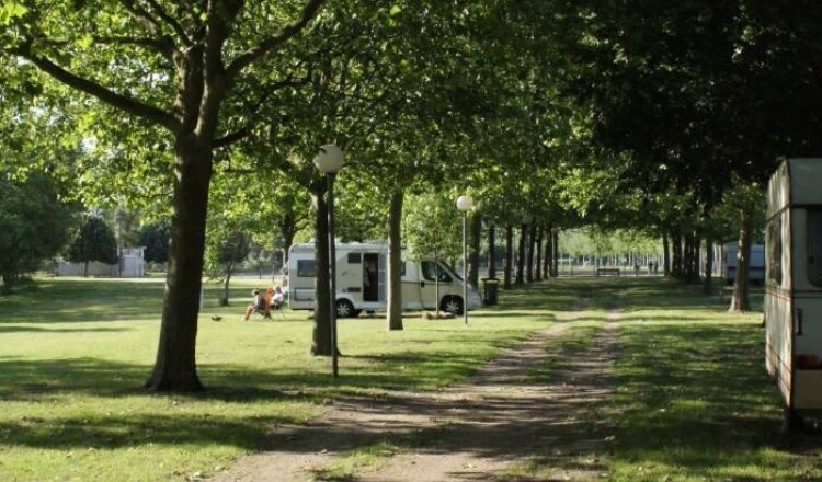 Aire de camping-car de Bruère-Allichamps (Cher) — Area Autocaravanas in Bruère Allichamps