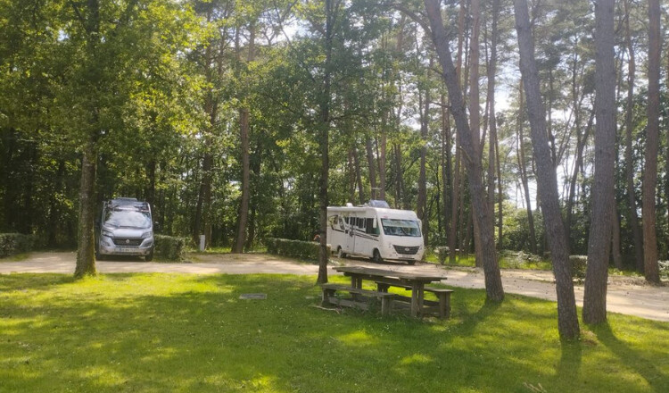 Aire de camping-car de Céré-la-Ronde, Les Pins (Indre et Loire) — Campervan Site in Céré la Ronde