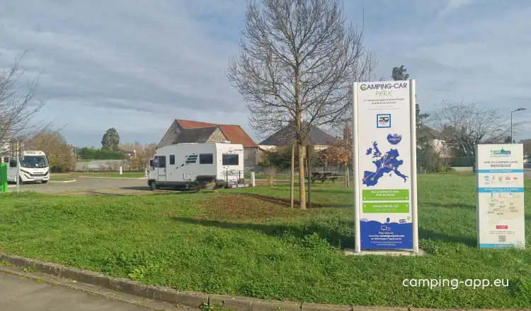Aire de camping-car de Saint-Genouph (Indre et Loire) — Karavan Sitesi in Saint-Genouph