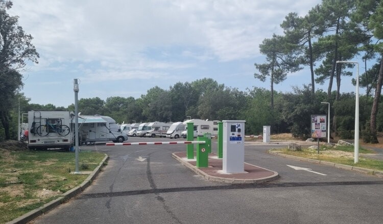 Aire de camping-car de La Palmyre, Les pins de Cordouan (Charente Maritime) — Aire camping car in Les Mathes