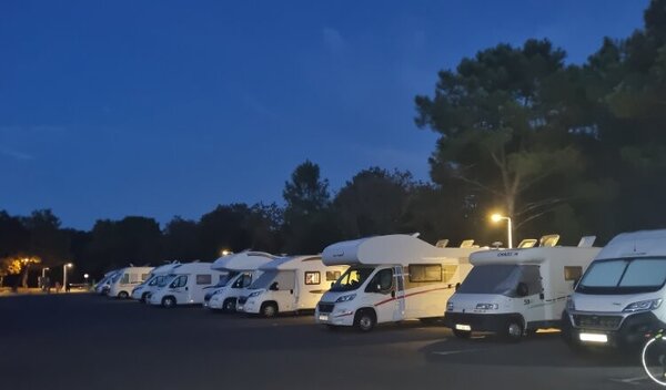 Aire de camping-car de La Palmyre, Les pins de Cordouan (Charente Maritime) — Photo 2