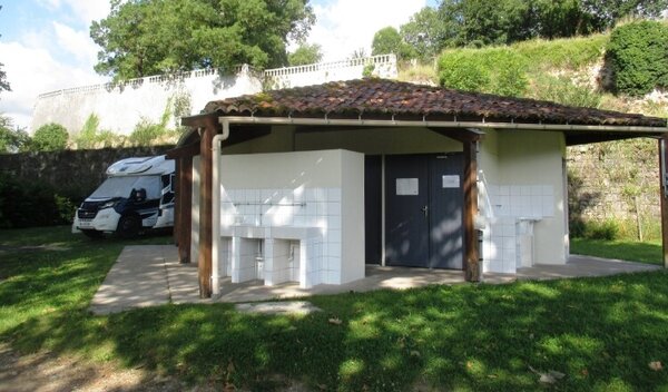 Aire de camping-car de Taillebourg, Le Château (Charente Maritime) — Photo 3