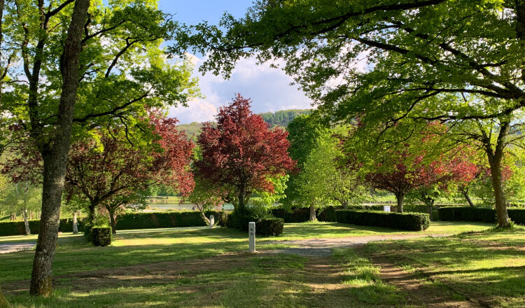 Camping de mon Village de Bussière-Dunoise (Creuse) — Camping in Bussière Dunoise