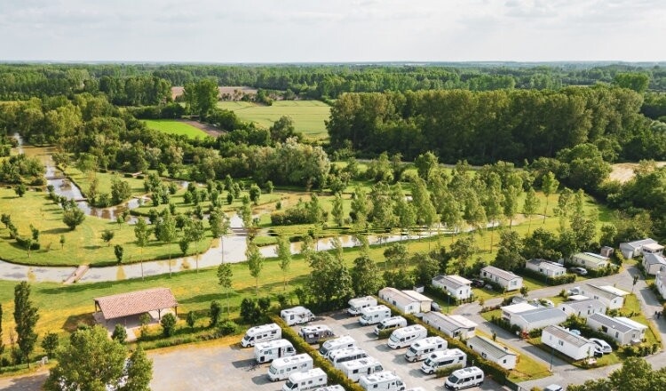 Aire de camping-car de Saint- Gelais (Deux Sèvres) — Camperplads in Saint Gelais