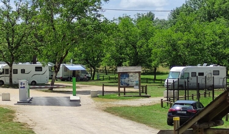 Aire de camping-car de Carsac-Aillac (Dordogne) — Karavan Sitesi in Carsac Aillac