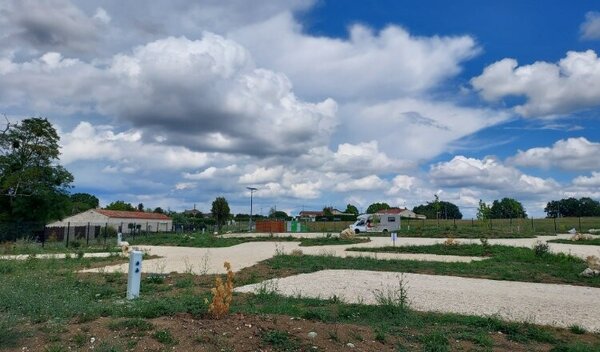Aire de camping-car de Rouffignac-de-Sigoulès (Dordogne) — Photo 3