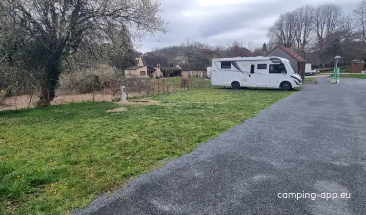 Aire de camping-car de Saint Geniès (Dordogne) — Campervan Site in Saint Geniès