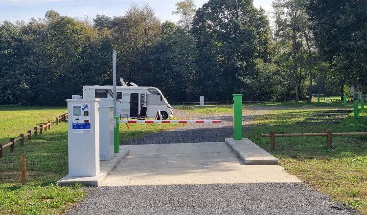 Aire de camping-car de Scorbé-Clairvaux (Vienne) — Karavan Sitesi in Scorbé Clairvaux