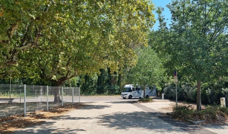 Aire de camping-car de Branoux-les-Taillades (Gard) — Sp. parking dla kamperów in Branoux les Taillades