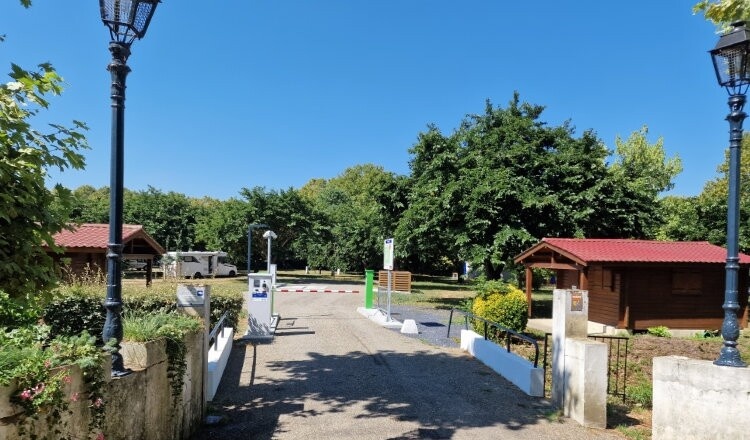 Aire de camping-car de Maubourguet, l'Echez (Hautes Pyrénées) — Місце для кемперів in Maubourguet