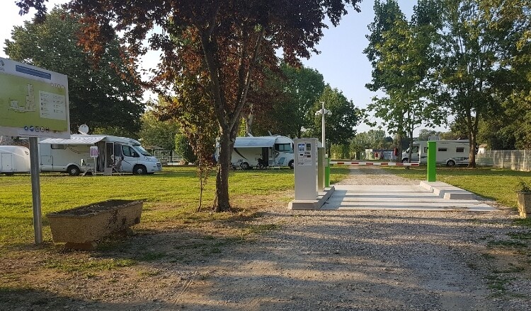 Aire de camping-car de Tournay, Porte des Hautes Pyrénées (Hautes Pyrénées) — Ställplats in Tournay