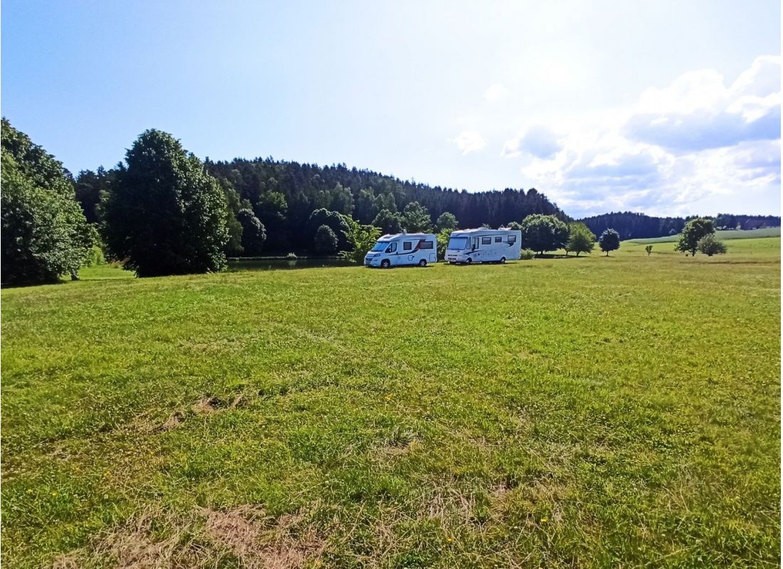 Wohnmobilstellplatz am Natur-Waldbad Moosbach Tröbes — Sp. parking dla kamperów in Moosbach