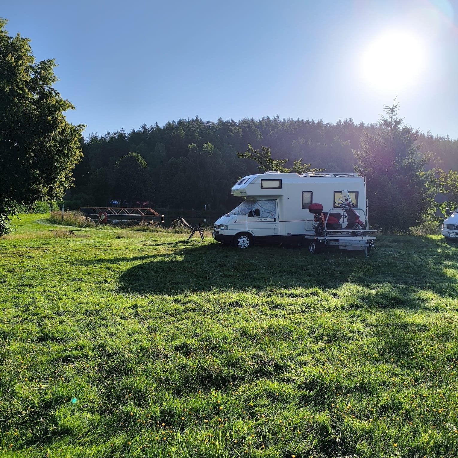 Wohnmobilstellplatz am Natur-Waldbad Moosbach Tröbes — Campervan Site in Moosbach