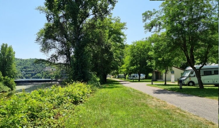 Aire de camping-car de Albas (Lot) — Karavan Sitesi in Albas